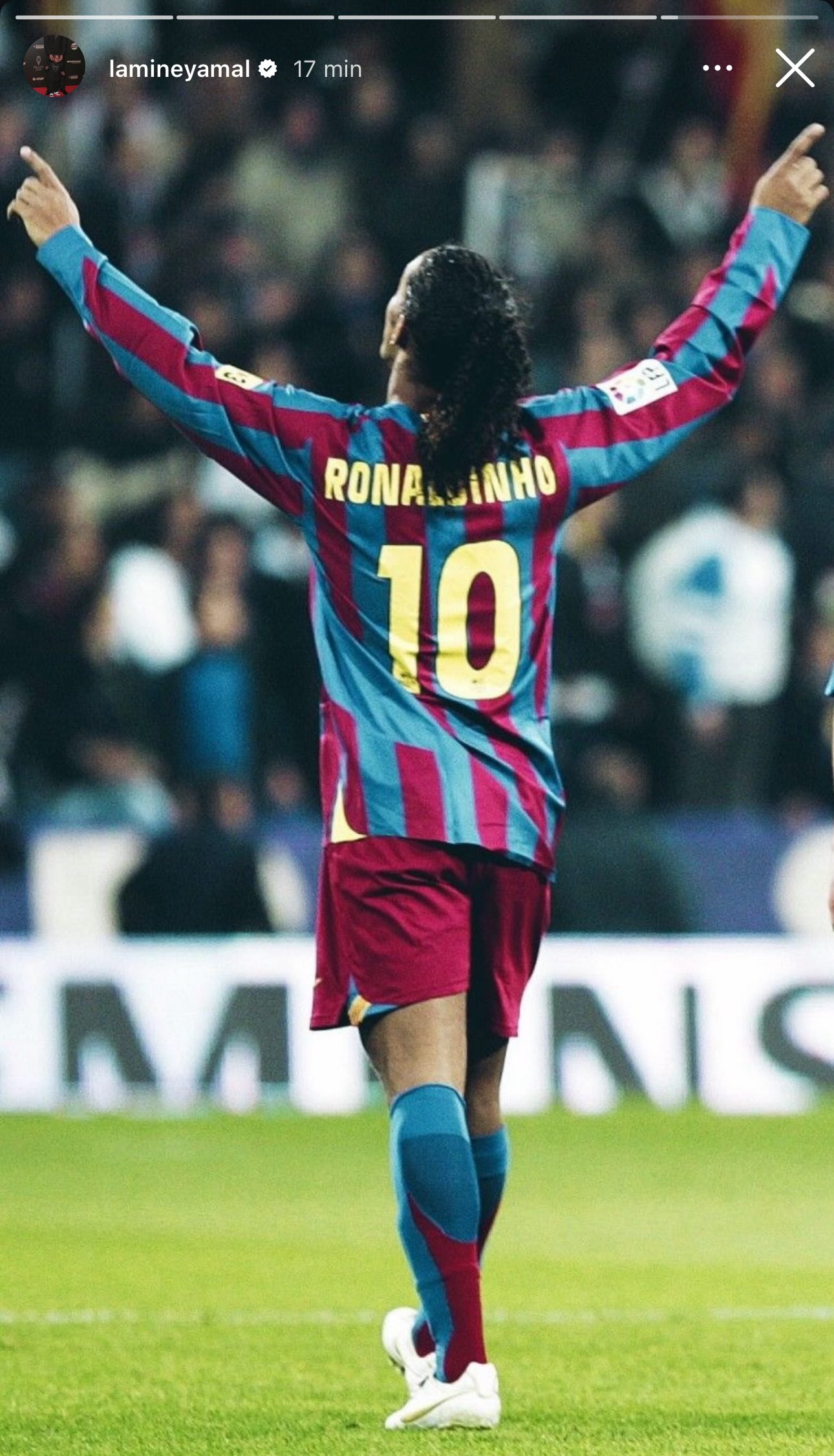 持续暗示！亚马尔社媒晒小罗照片，身穿10号巴萨球衣