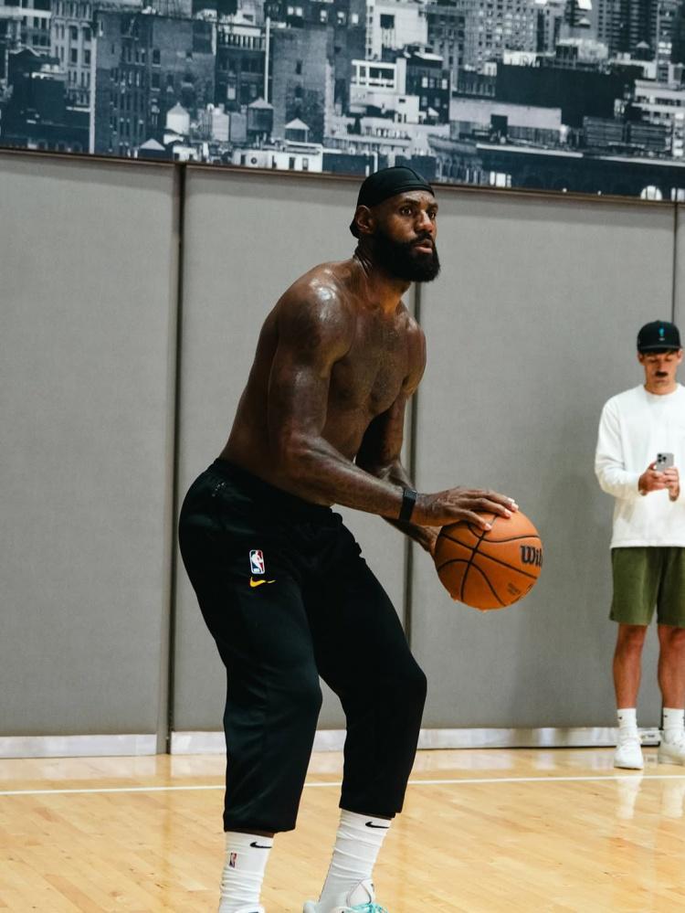 PG电子-冠军队友！摄影师晒詹姆斯和乐福6月在纽约训练组图